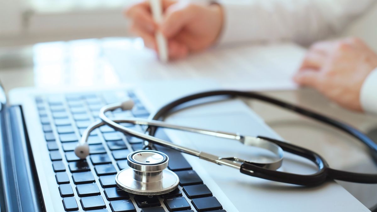 Nadużycia zwolnień lekarskich rosną. Polacy "chorują" w te dwa dni