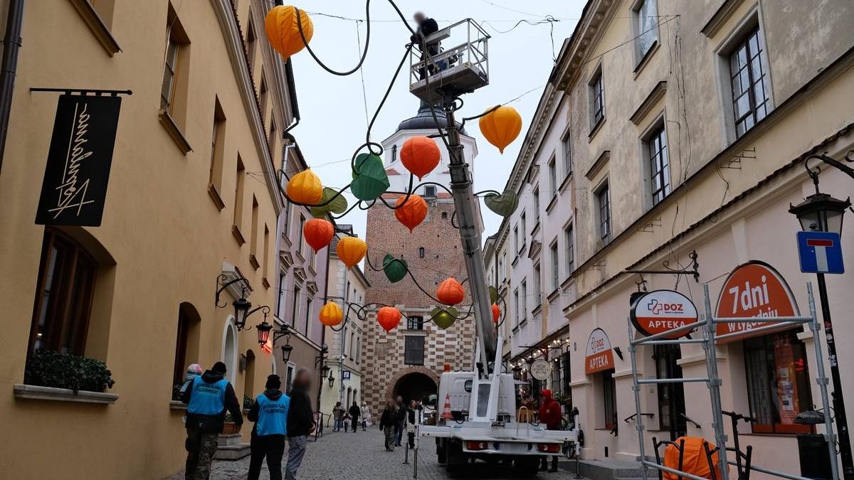Demontaż instalacji artystycznej "Jesienne miechunki" na Starym Mieście