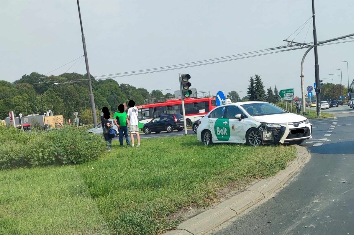 Bolt zderzył się z autobusem na rondzie Dmowskiego przy Zamku