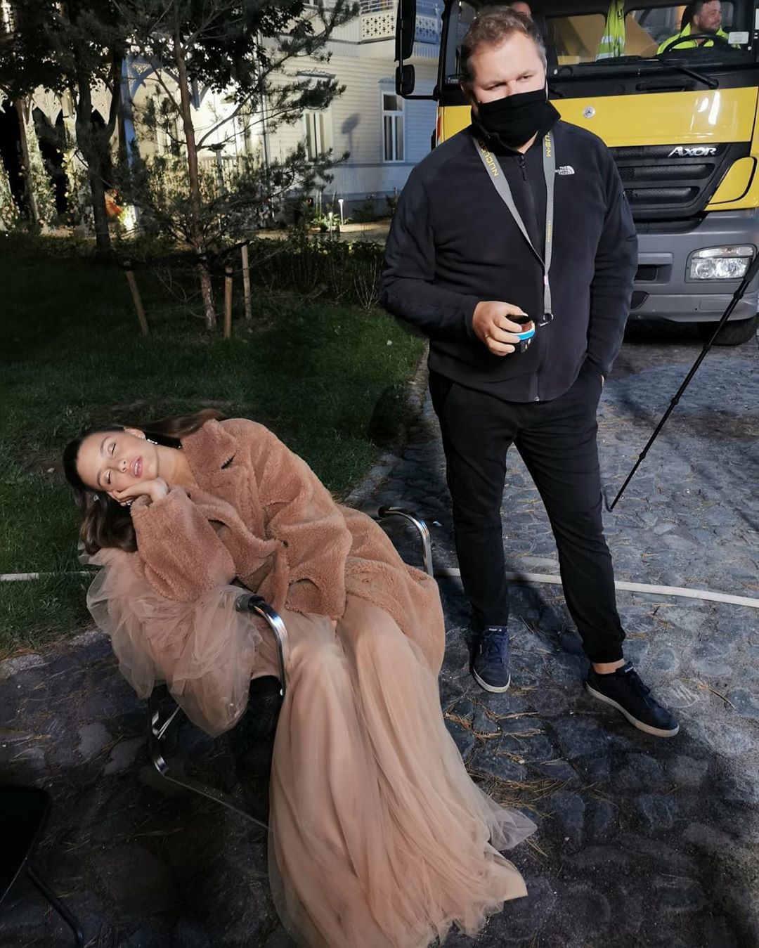 Styrana Julia Wieniawa ucina komara na planie