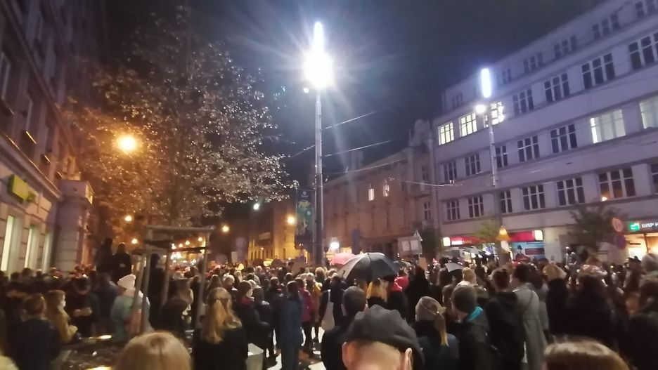 Protestujący ruszyli sprzed biura parlamentarnego PiS-u.
