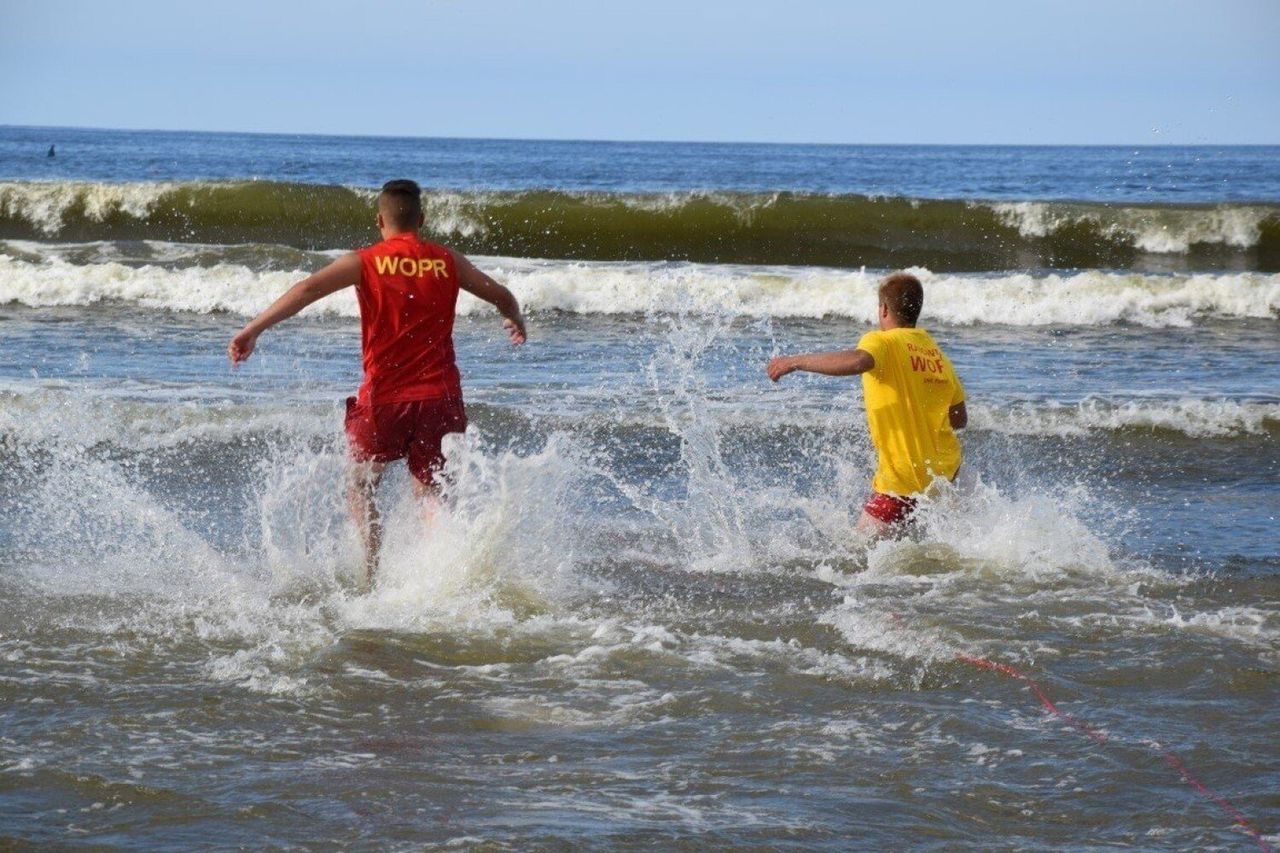 Ustronie Morskie: Akcja ratunkowa na plaży. Dwie osoby topiły się w Bałtyku