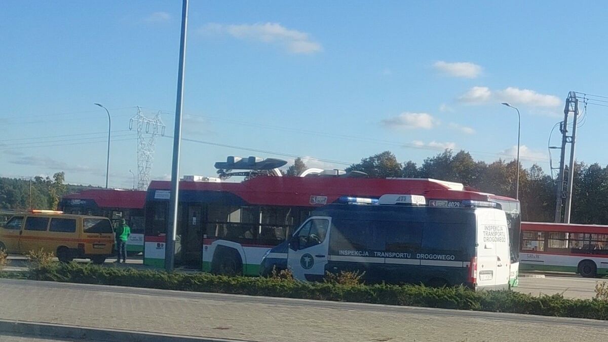 Kontrola ITD autobusów miejskich na pętli przy ul. Żeglarskiej