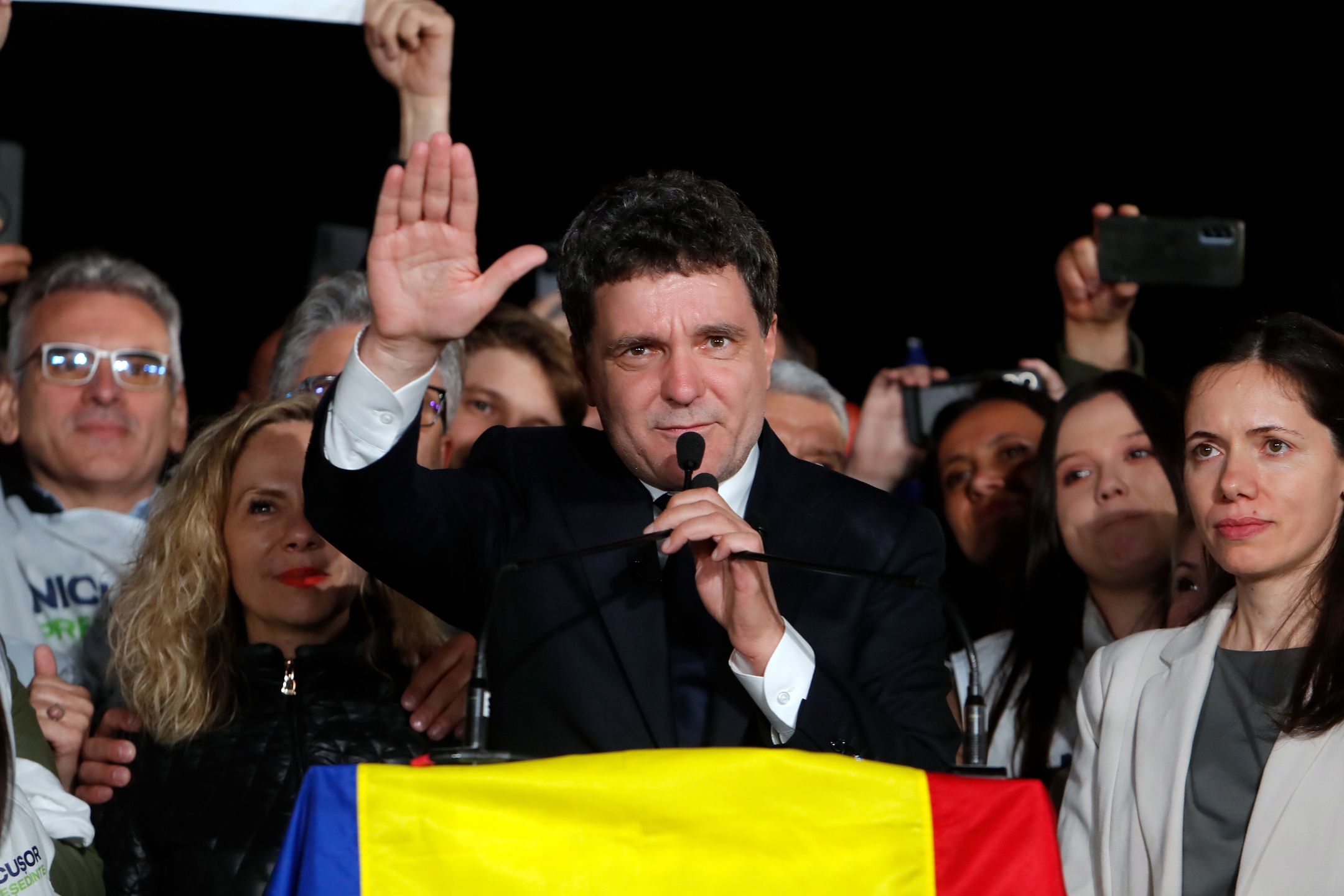 Bucharest City Mayor Nicusor Dan (C), an Independent presidential candidate supported by the Force of Right (FD) party, celebrates his victory hours after the first exit-polls results were announced, in Bucharest, Romania, early 19 May 2025. Nicusor Dan, is coming out ahead of his far-right rival George Simon in preliminary exit polls according to the Permanent Electoral Authority (AEP). EPA/ROBERT GHEMENT Dostawca: PAP/EPA.