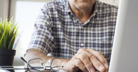 Dramat seniora. 71-latek chciał zarobić na kryptowalutach. Oszuści zabrali mu prawie 100 tys. zł