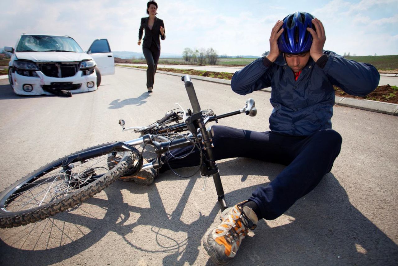 Piesi i rowerzyści - niebezpieczne sytuacje drogowe [wideo]