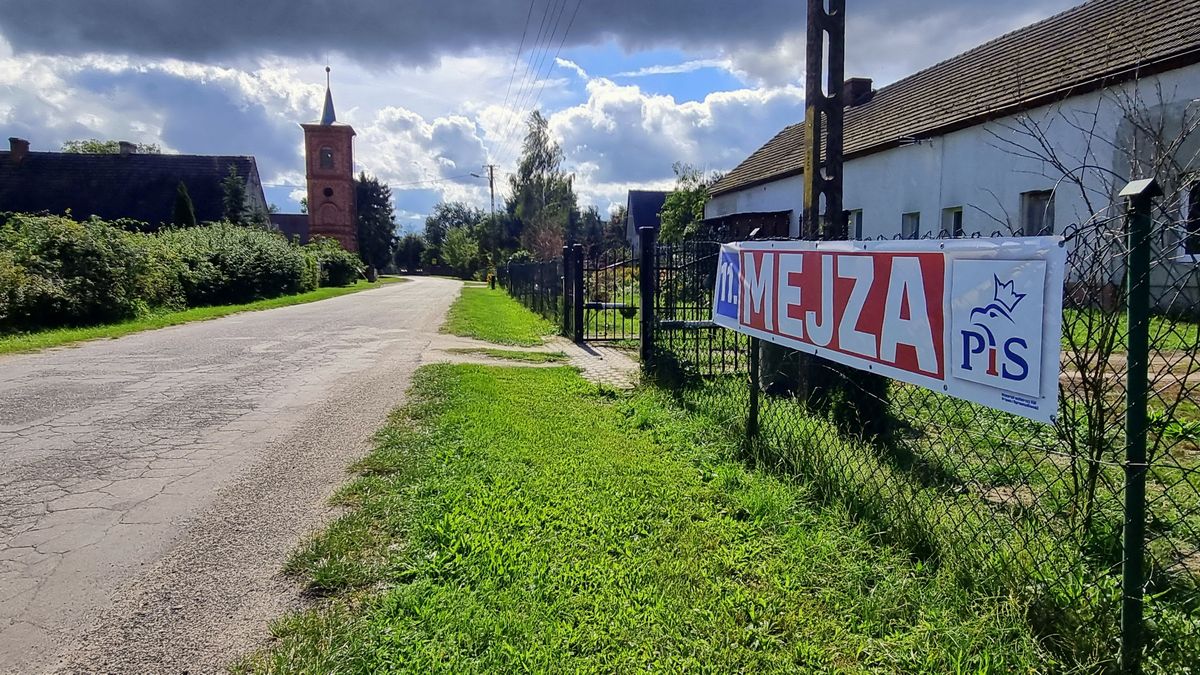 Plakat wyborczy Łukasza Mejzy we wsi Klępina