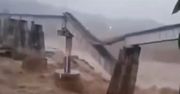 Żywioł zmiótł most kolejowy i zabił 40 osób. Przerażające wideo z Indii