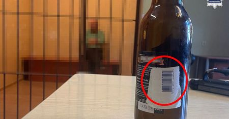 Butelka za 50 groszy i poważne konsekwencje. Mężczyzna stanie przed sądem za sprytny trik w sklepie