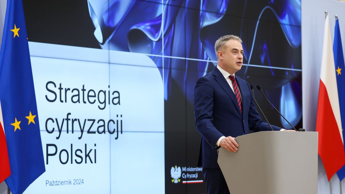 Warszawa, 28.10.2024. Wicepremier, minister cyfryzacji Krzysztof Gawkowski podczas konferencji prasowej "Strategia cyfryzacji Polski" w KPRM w Warszawie, 28 bm. (ad) PAP/Leszek Szymański