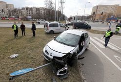 Warszawa. Zderzenie dwóch aut. Zakleszczonego kierowcę uwolnili strażacy