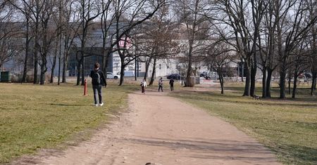 Start przebudowy Błoni pod Zamkiem z tygodniowym opóźnieniem. Na razie skrót dla pieszych pozostanie dostępny