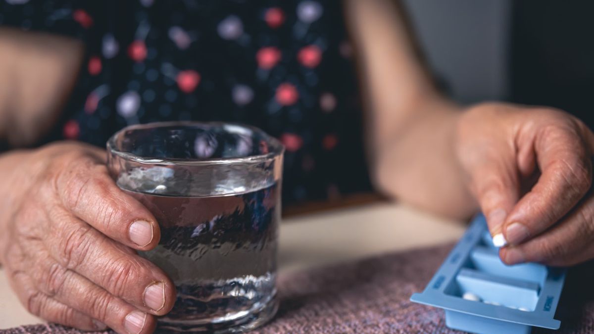 SSRI, czyli selektywne inhibitory zwrotnego wychwytu serotoniny, to grupa psychoanaleptycznych leków przeciwdepresyjnych.