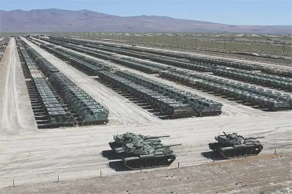 During the Cold War era, the USA maintained huge weapons stockpiles, often not even the most current, so as to have immediate replenishments available. The photo shows Sierra Army Depot in California with hundreds of M113 carriers, and in the foreground are M60 tanks.