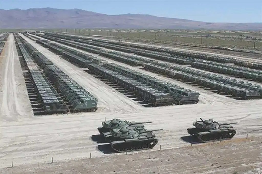 During the Cold War era, the USA maintained huge weapons stockpiles, often not even the most current, so as to have immediate replenishments available. The photo shows Sierra Army Depot in California with hundreds of M113 carriers, and in the foreground are M60 tanks.
