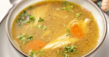 Zanim wrzucę warzywa i mięso do rosołu, robię jedną rzecz. Podbija smak lepiej niż maggi