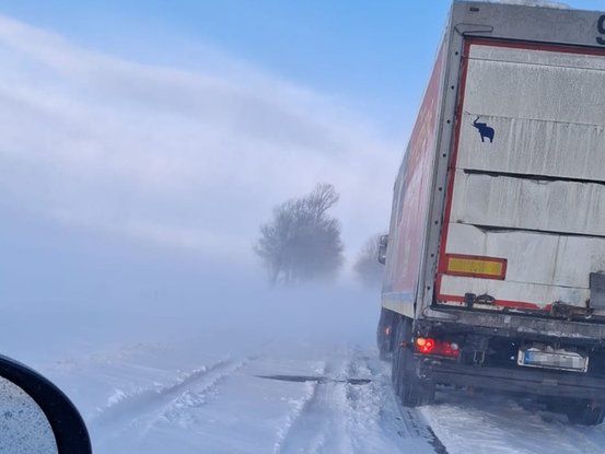 Podkarpacie: Śnieżny paraliż. Policjanci ewakuowali kierowców