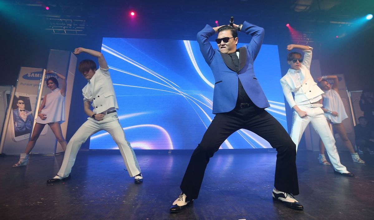 PSY tańczy "Gangnam Style"