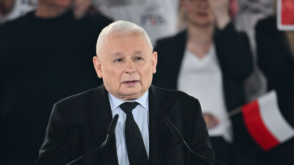Przysucha, 05.04.2024. Kampania samorządowa 2024. Prezes Prawa i Sprawiedliwości Jarosław Kaczyński podczas konwencji samorządowej ugrupowania, odbywającej się ph. #LepszeŻyciePolaków w hali sportowej Zespołu Szkół nr 2 im. Ludwika Skowyry w Przysusze, 5 bm. (amb) PAP/Piotr Polak