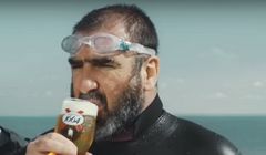 Eric Cantona przepływa kanał La Manche w reklamie piwa Kronenbourg 1664 (wideo)