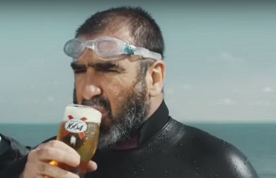 Eric Cantona przepływa kanał La Manche w reklamie piwa Kronenbourg 1664 (wideo)