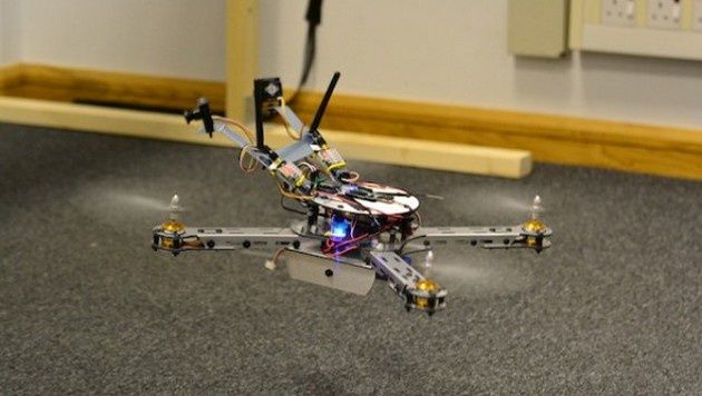dron pszczoła