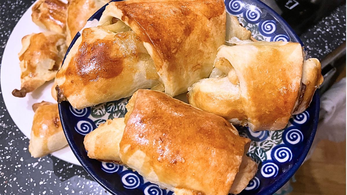 Kruche rogaliki z jabłkami, daktylami i suszonymi morelami