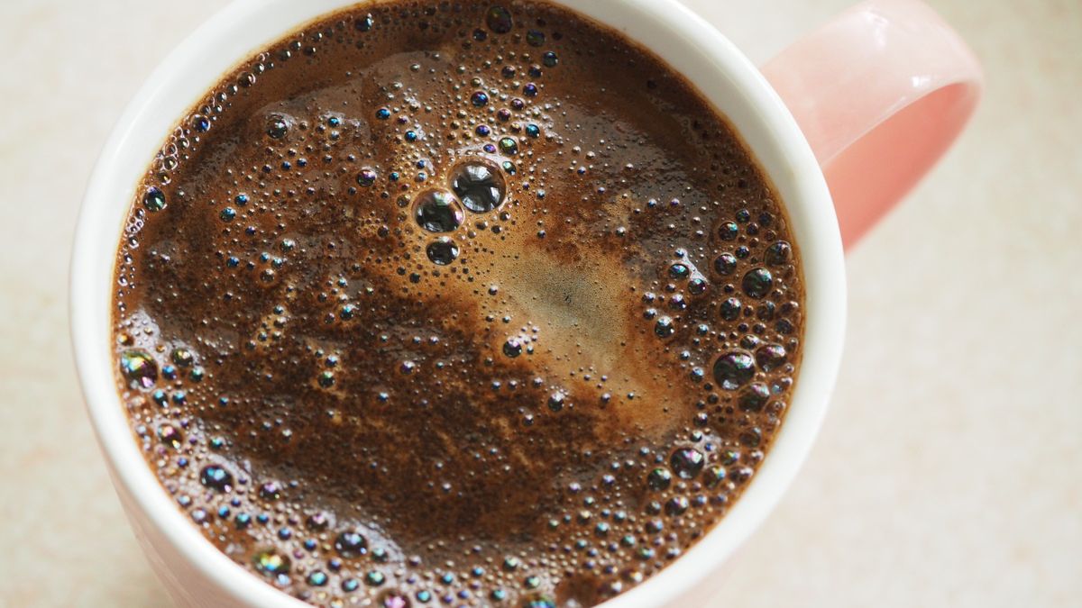 Kawa w różowym kubku