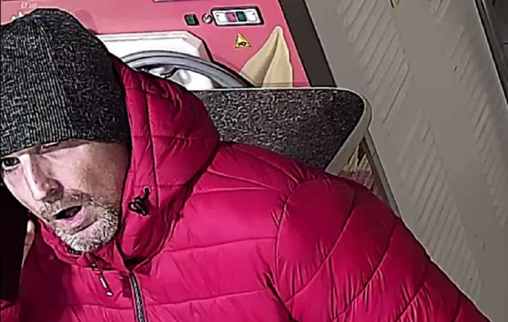 Wizerunek mężczyzny, który ukradł kasetkę z pieniędzmi
