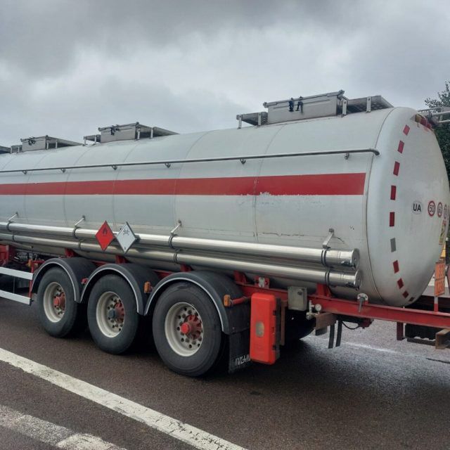 Przeładowana cysterna z metanolem zatrzymana na drodze krajowej nr 12 (zdjęcia)