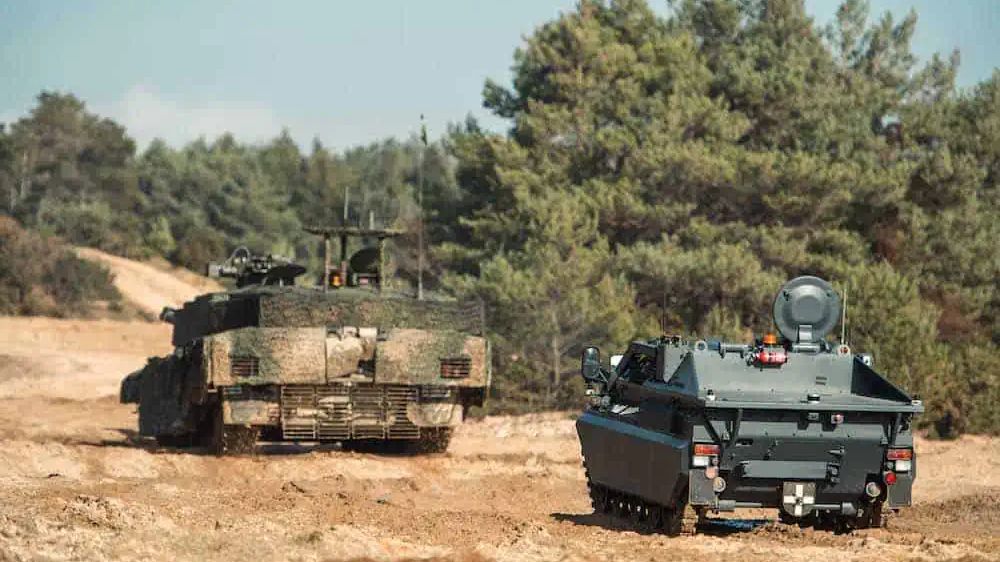 Robot podążający za czołgiem Challenger 2 podczas testów.