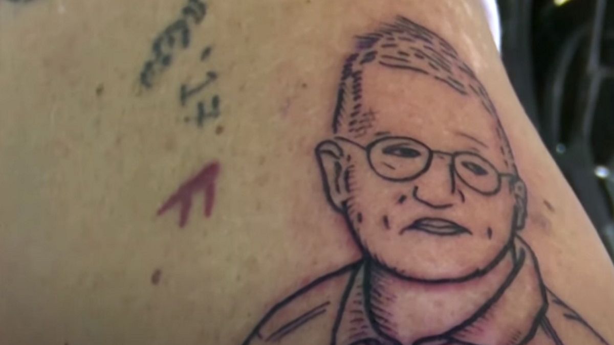 Szwedzi tatuują sobie portret 64-letniego epidemiologa