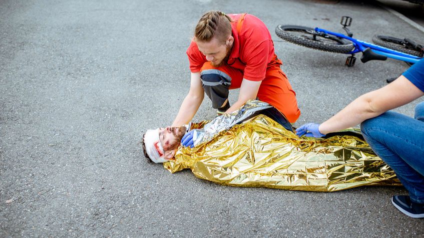 Folia NRC to niepozorna, cienka, srebrno-złota płachta, która powinna stanowić element wyposażenia każdej apteczki. Ma ona na celu poprawę komfortu cieplnego w różnych sytuacjach, nie tylko po wypadkach komunikacyjnych.