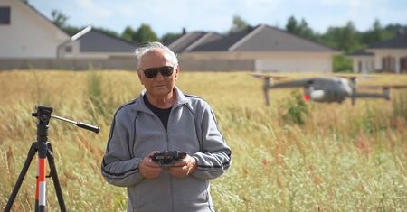 Najstarszy operator drona w Polsce. Pan Michał ma 89 lat i uwielbia nowe technologie