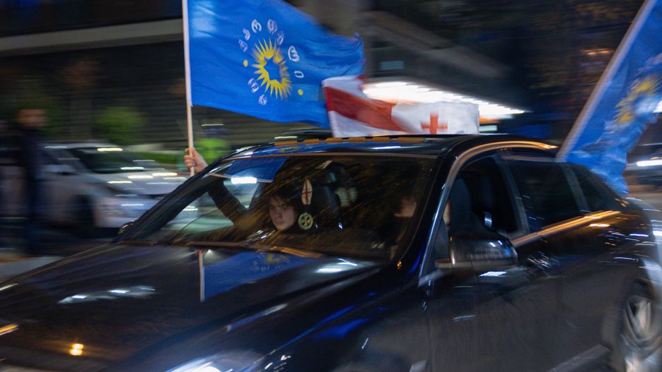 Sympatycy Gruzińskiego Marzenia świętujący zwycięstwo partii rzą