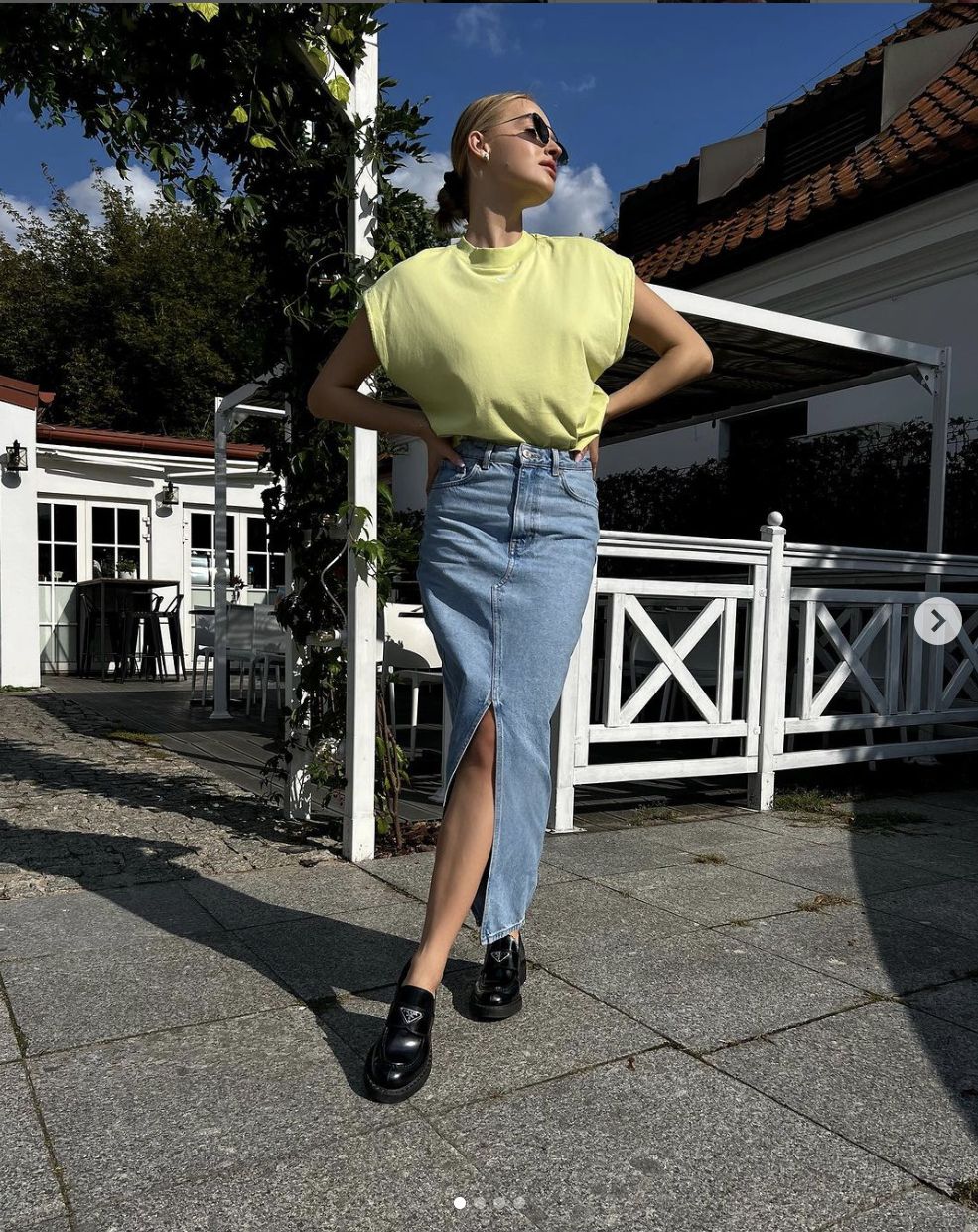 Karolina Pisarek w jeansowej spódnicy