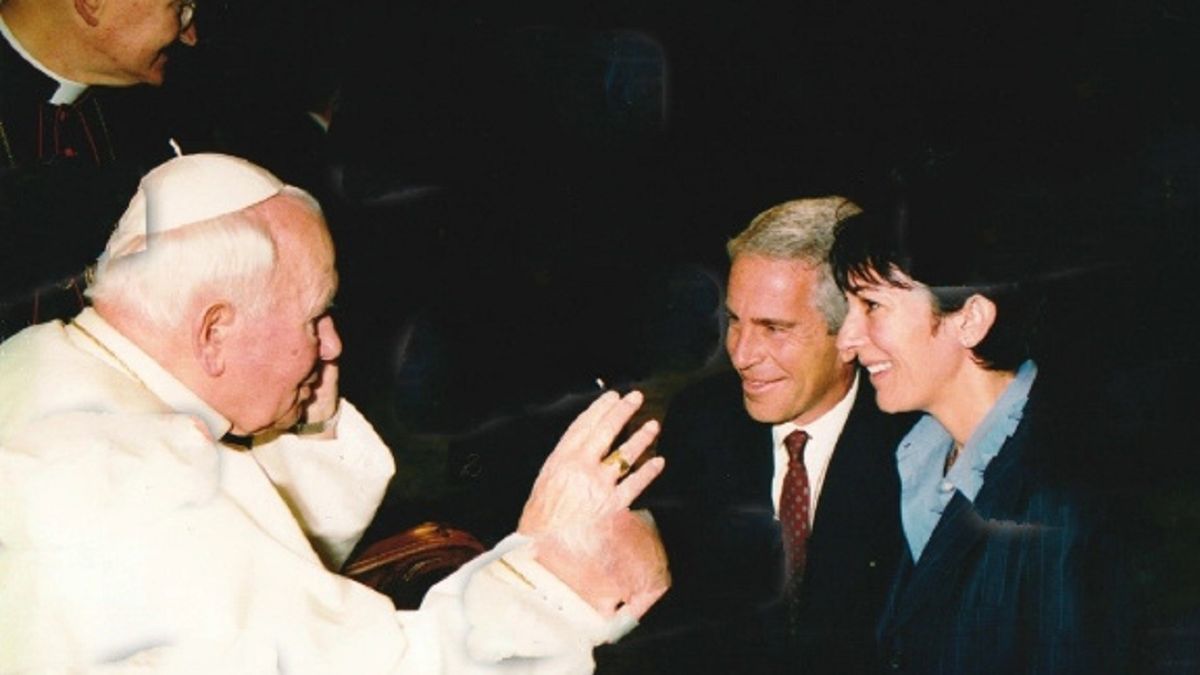Papież Jan Paweł II błogosławiący Epsteina i Maxwell.