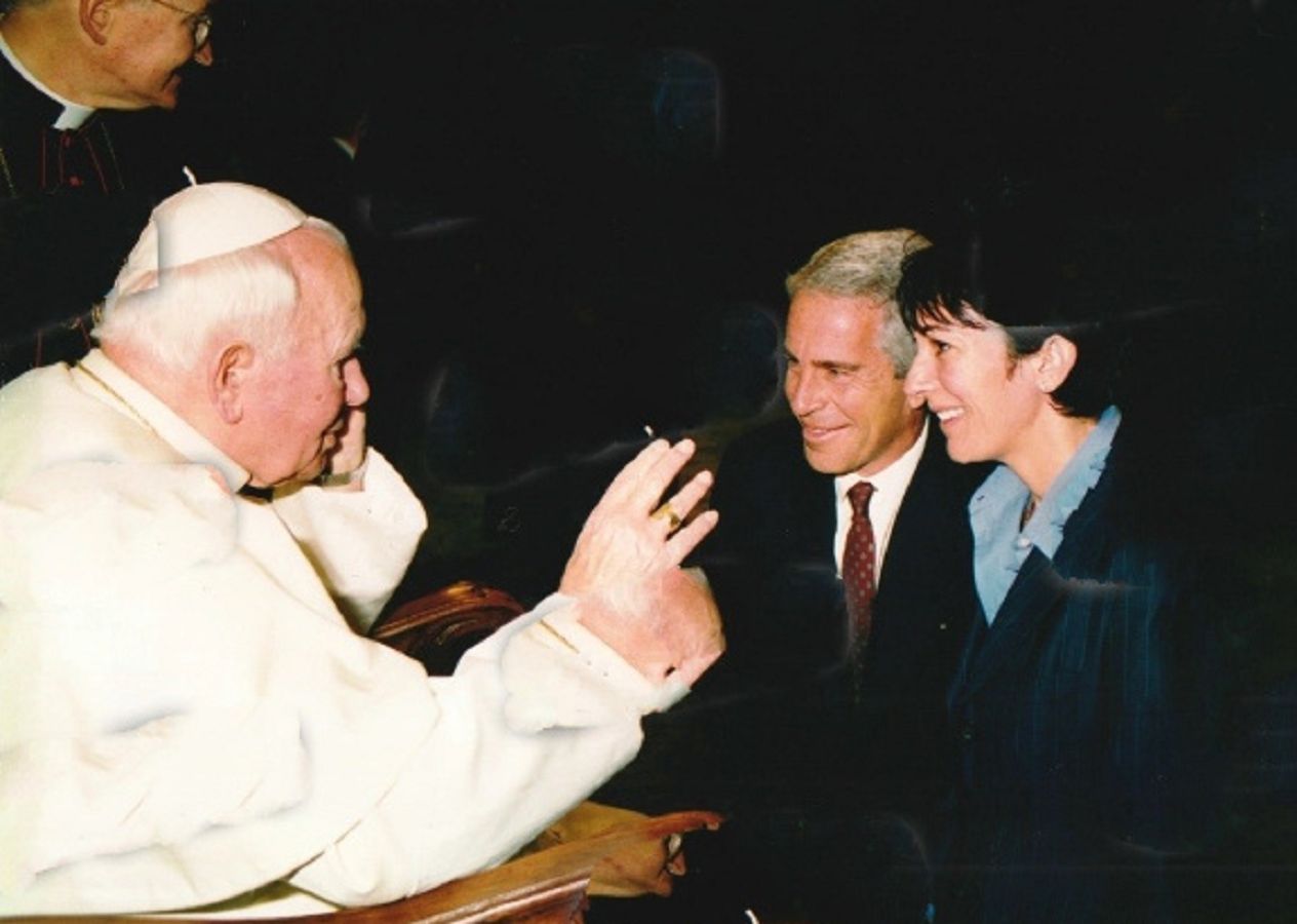 Szokujące zdjęcie. Jeffrey Epstein i Ghislaine Maxwell błogosławieni przez Jana Pawła II