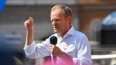 Donald Tusk z obietnicami na X. W tle zarobki Polaków