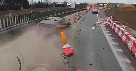 Kierowca bmw wyprzedzał na zwężeniu drogi. Nagranie z trasy S8