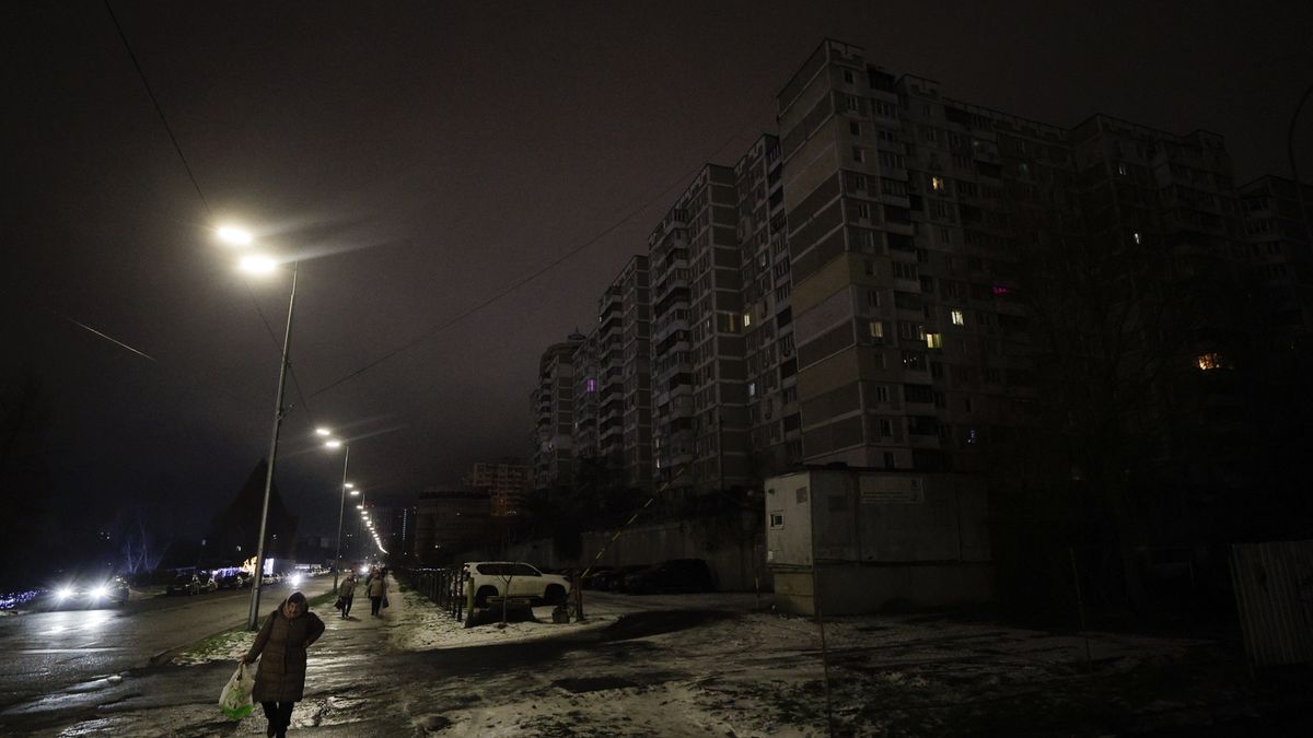 Power outages darken Kyiv following Russian shelling
epa12614858 People walk a dark street during an electricity cut-off in Kyiv, Ukraine, Ukraine, 27 December 2025, amid the ongoing Russian invasion. The main target of the Russian shelling of Ukraine on 27 December was the gas and electric infrastructure in Kyiv region, according to reports. Due to problems with the power supply, Kyiv is facing an electricity cut-off.  EPA/SERGEY DOLZHENKO 
Dostawca: PAP/EPA.
SERGEY DOLZHENKO
cut-off, electricity, dark