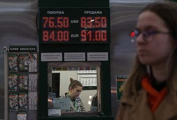 Kurs rubla najwyższy od miesięcy. Ale zwykli ludzie "wiedzą swoje". Ruszyli po obce waluty