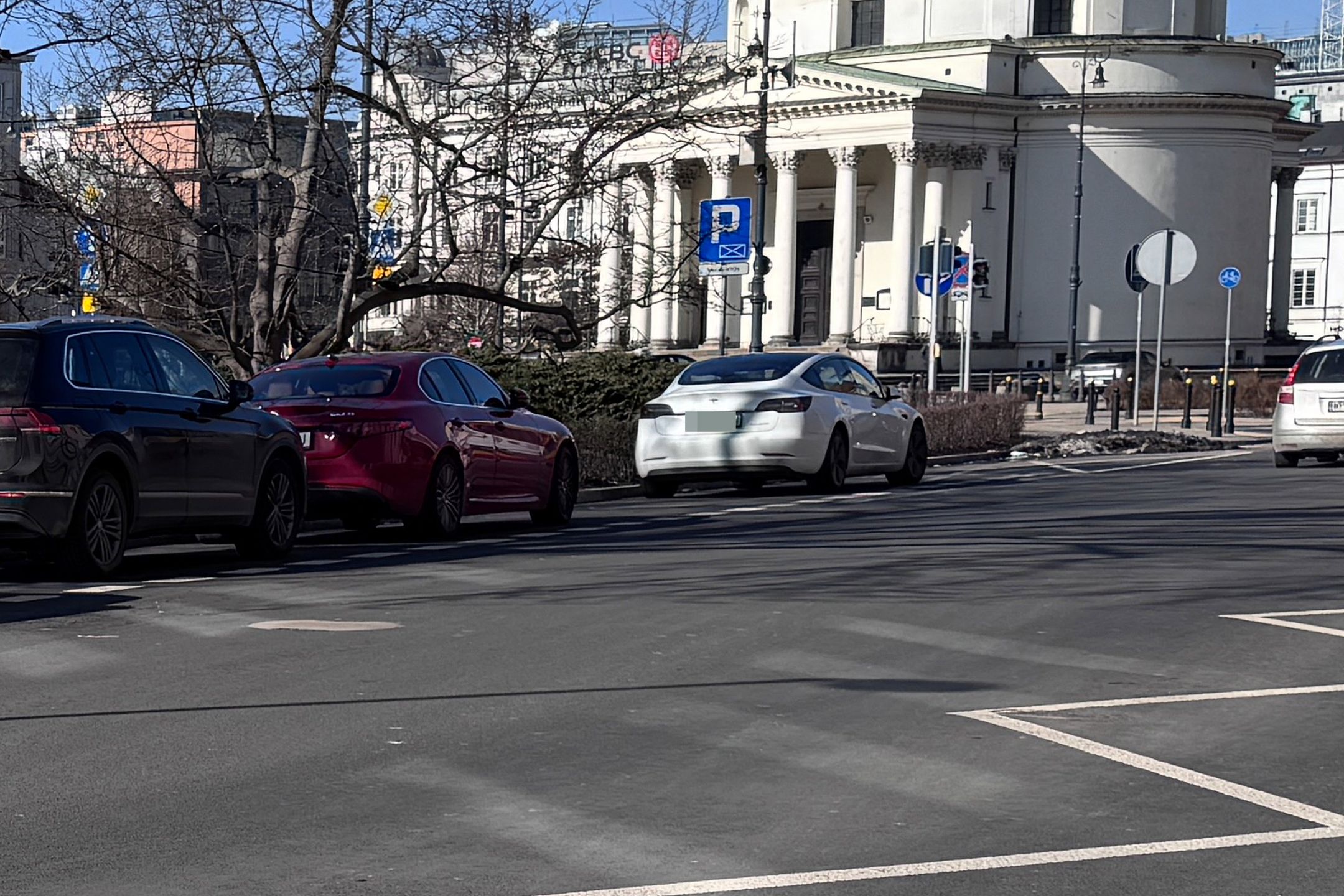 Jacek Kopczyński parkuje na zakazie