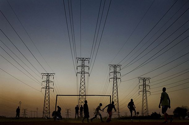 Fot. Dominic Nahr, World Cup in South Africa Grupa chłopców grająca w piłkę pod liniami energetycznymi w pobliżu nowo wybudowanego Soccer City Stadium w Johannesburgu.