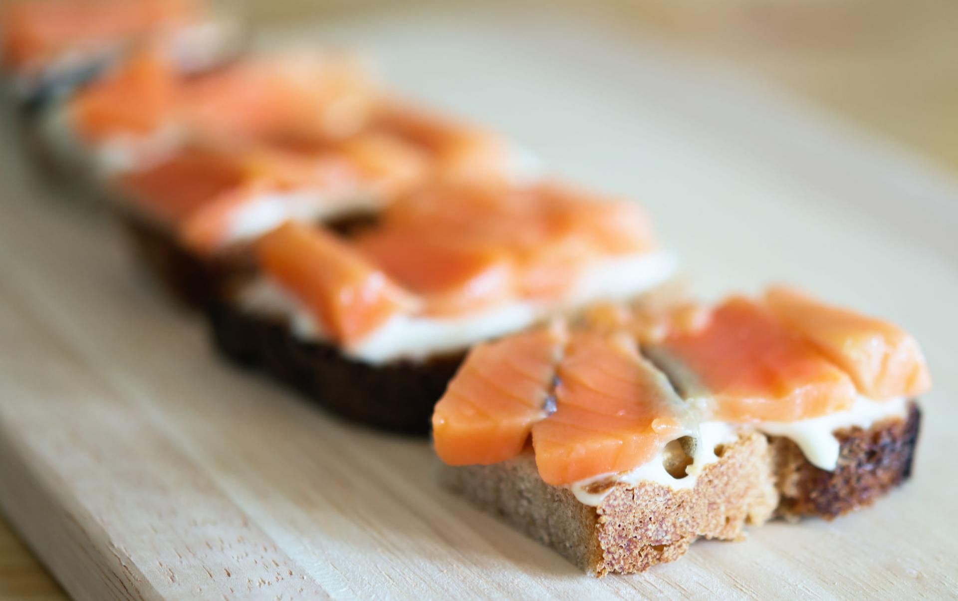 Specjaliści ds. żywienia polecają jeść łososia na śniadanie. Jest bogaty w składniki odżywcze i sycący