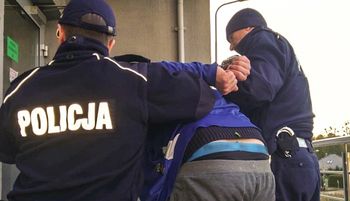 Atak nożownika na ulicy. Cios w szyję przypadkowej osoby