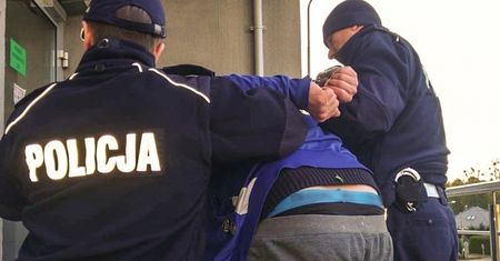 Atak nożownika na ulicy. Cios w szyję przypadkowej osoby