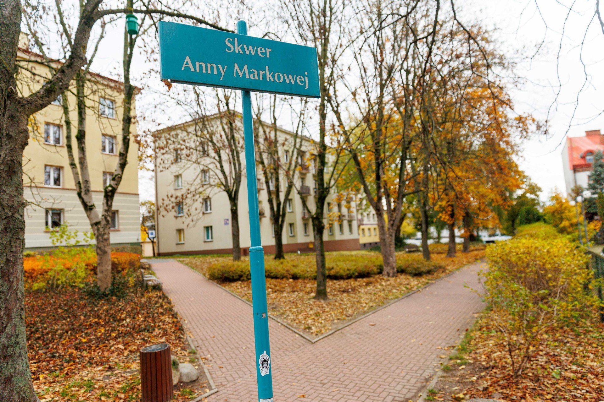 Skwer Anny Markowej piękny za dnia, wieczorami tonie w ciemnościach