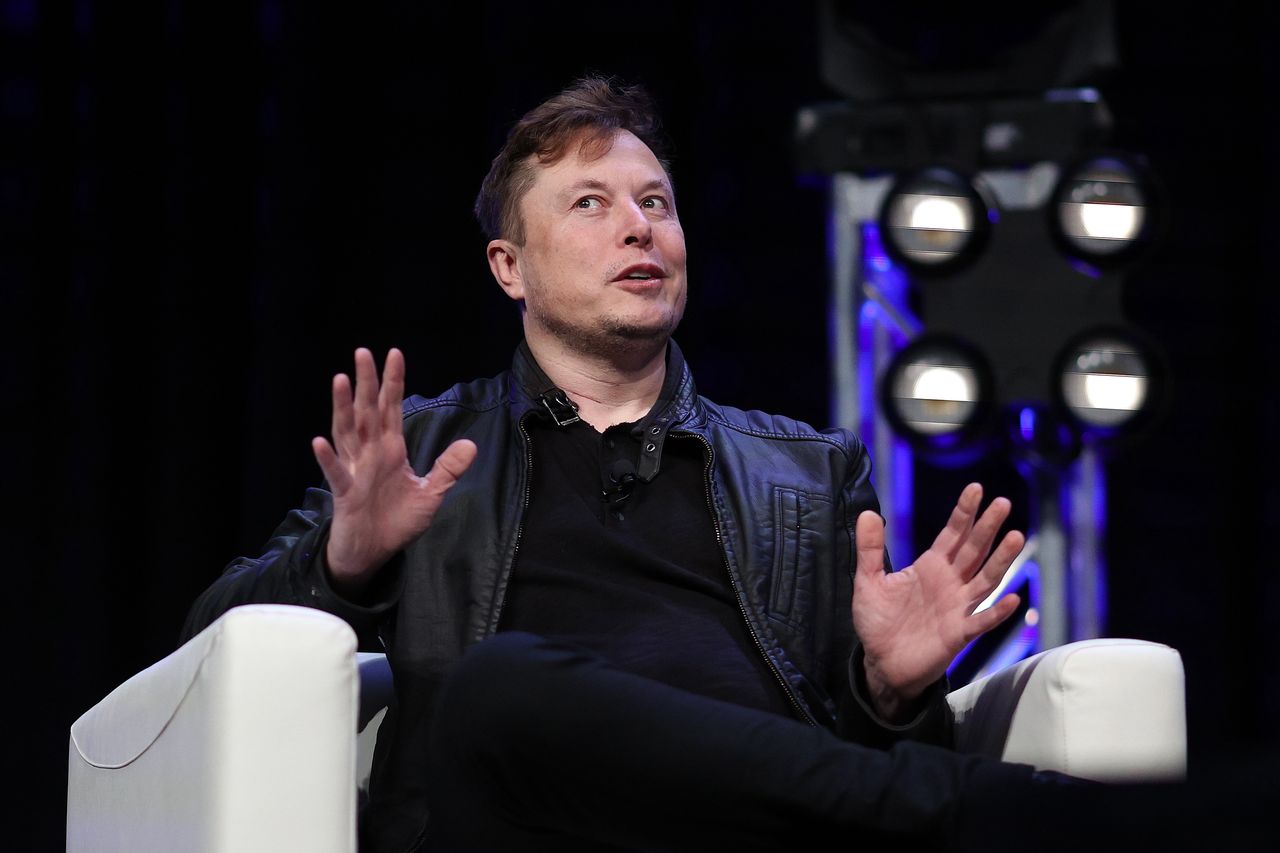 Starlink w Ukrainie: Elon Musk ostrzega, by korzystać ostrożnie - Elon Musk podczas konferencji w 2020 roku