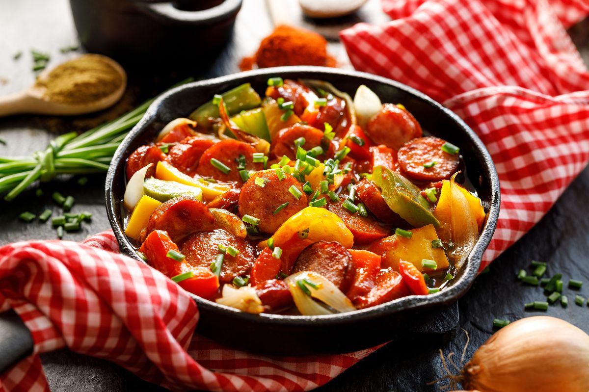 Easy and cheap meal for the whole family: Sausage, vegetables and one pan